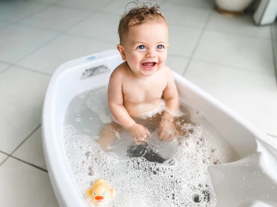 https://www.meredithplays.com/wp-content/uploads/2023/11/Oxo-Tot-Stand-Up-Bath-Toy-Storage.webp